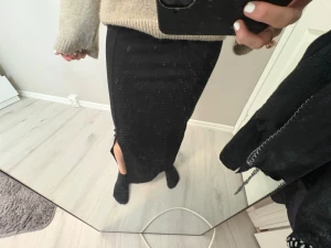 Svart långkjol med slits - Lång svart kjol med en öppning på sidan, perfekt till sommaren och passar till typ allting, inte använt så mycket