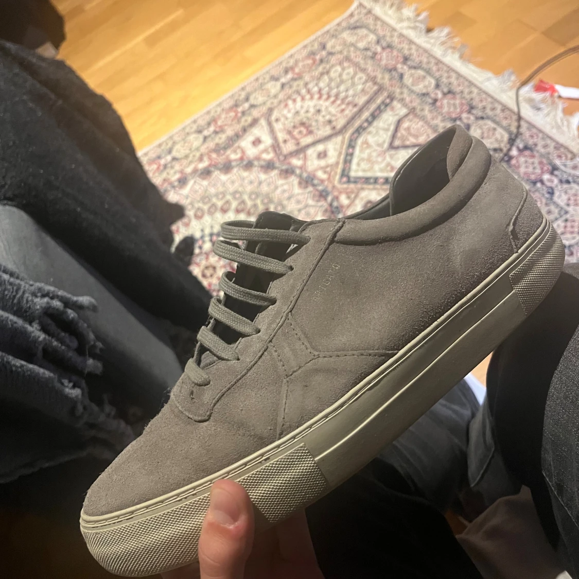 Grå mocka sneakers från Axel Arigato