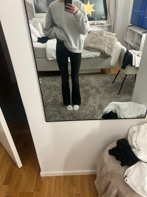 Svarta bootcut jeans från Only - Säljer ett par svarta jeans från Only med bootcut-modell. Jeansen är midwaist  och har klassisk femficksdesign med knapp och dragkedja. Snygg passform som sitter tajt upptill och släpper ut vid vaden. Dom har även sprättats upp vid slutet av benen, som man ser i sista bilden, men inget som synt eller man tänker på när jag har på sig dom 