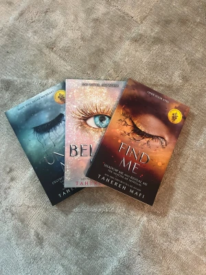 Believe Me, Unite Me, Find Me - Säljer de två novellerna + 7:e boken i Shatter Me serien🌟 Köpta nya av mig på Akademibokhandeln och är i fint skick, det finns några märken från posten men inget som stör framsida/baksida eller inuti boken. Nypris 567 kr för alla tre 