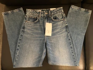 Mom jeans från Zara - Helt nya och oanvända mom jeans i storlek 34 från Zara 🩵
