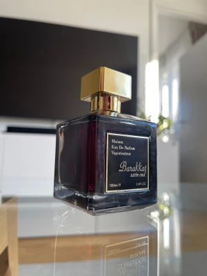 Fragrance World Barakkat Satin Oud 100 ml - Fragrance World Barakkat Satin Oud 100 ml, näst intill oanvänd. Sprayat ett fåtal gånger. Unisex. En pudrig doft med ros och oud. Otroligt sofistikerad och fin. 