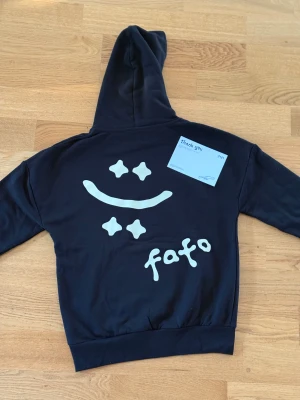 Fafo hoodie (Slutsåld överallt)  - Svart FAFO Hoodie – Storlek S – Helt ny & OANVÄND! Säljer en svart FAFO hoodie i storlek S. Den är helt oanvänd, har taggen kvar och kommer från en limited edition-drop som nu är helt slutsåld. Perfekt chans för dig som missade releasen!                                     •Storlek: S • Färg: Svart • Skick: Ny med tagg • Limited edition – säljs inte längre.       