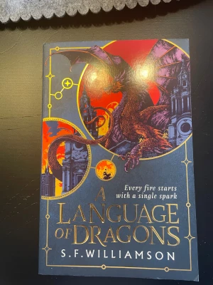 A Language of Dragons av S.F Williamson - Aldrig läst i väldigt bra skick