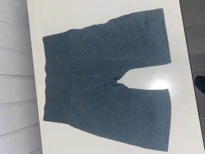 Gröna bikershorts  - Säljer av alla mina gymshorts då jag behöver gå upp en storlek. Så vill du har flera stycken kan jag fixa paketpris o skicka alla i samma paket. Shortsen är i storlek S och går att ha långa men även vika upp utan att det blir obehagligt