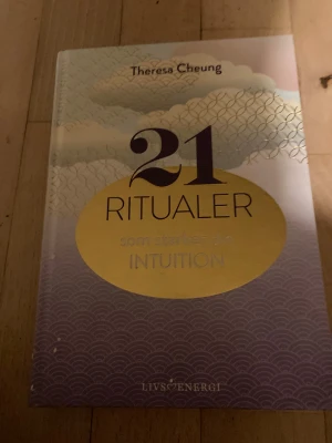 21 ritualer som stärker din intuition - Upptäck 21 smarta och enkla ritualer som hjälper dig att stärka din intuition och fatta bättre beslut i livet. Boken kombinerar vetenskap och psykologi med dagliga övningar för att utveckla din inre visdom. Perfekt för dig som vill ha inspiration och personlig utveckling.