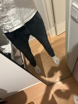 Mörkblå Slim/Glenn jeans från Jack & Jones - Tja! Säljer mina Jack & Jones jeans i storlek 28/32 | modellen är slim Glenn och passar för dig som vill hänga med i trenderna | inget fel på jeansen | de köptes för 799 kronor i somras | mitt pris=199 