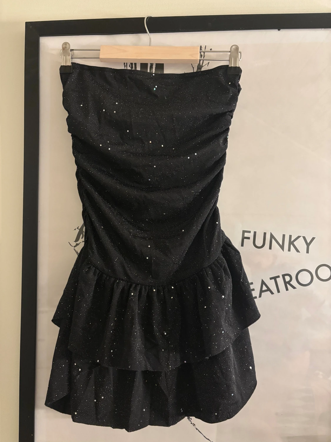 Svart glittrig volangklänning