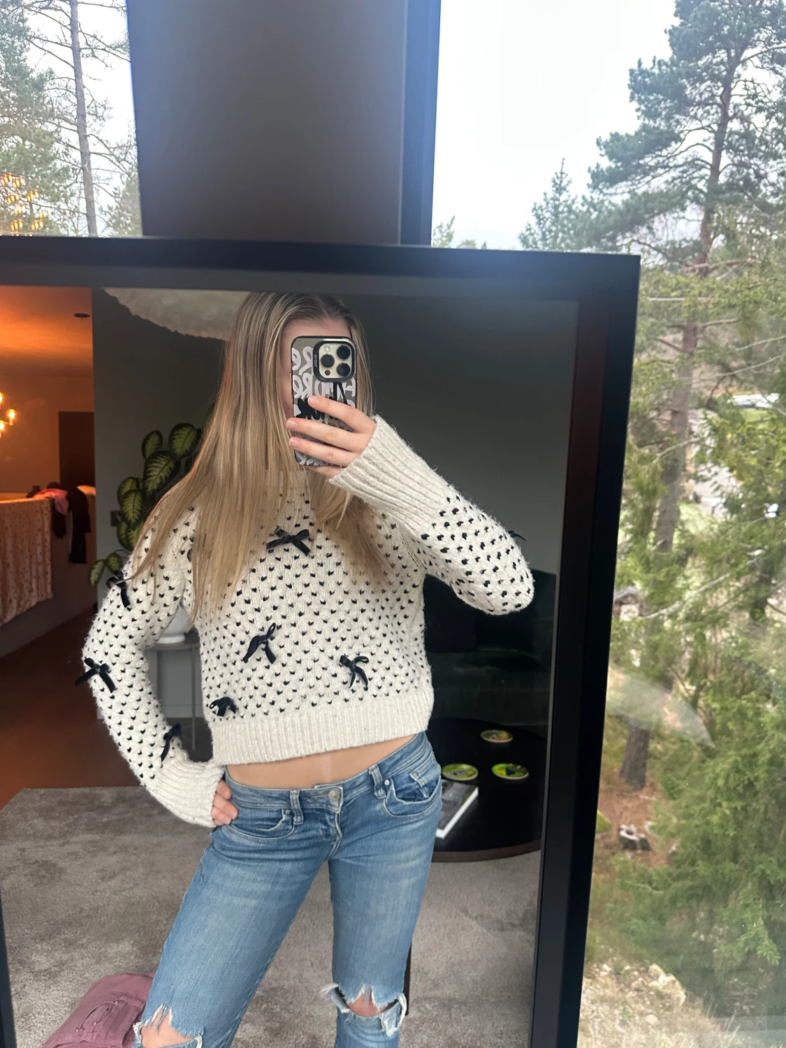 Vit stickad tröja med svarta rosetter Zara