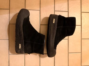 Bally curling  - Klassiska Bally curlingkängor Guard Il i svart mocka. Dam storlek 38 (US 7,5). Mycket fina och sparsamt använda, se bilder för bruksskick. Nypris ca 6 000 kr. Rök- och djurfritt hem. Avhämtas på Lidingö, Östermalm eller Stockholm city. /Björn 