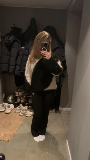 Svartvit fluffig stickad tröja - Säljer en jätte fin svart-vit fluffig tröja från Outer Stories, den säljs tyvärr inte längre och tror att den låg på 1900kr, använd två gånger och perfekt nu till hösten och vintern.💕💕