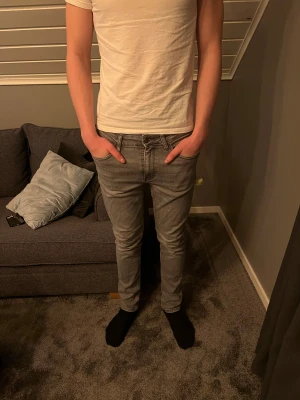 Grå Slim fit jeans - Säljer ett par snygga grå jeans | Storlek: W29 L32 | Lägnd på modellen: 185cm | Vikt: 72 | Hör av er för frågor✌️😁