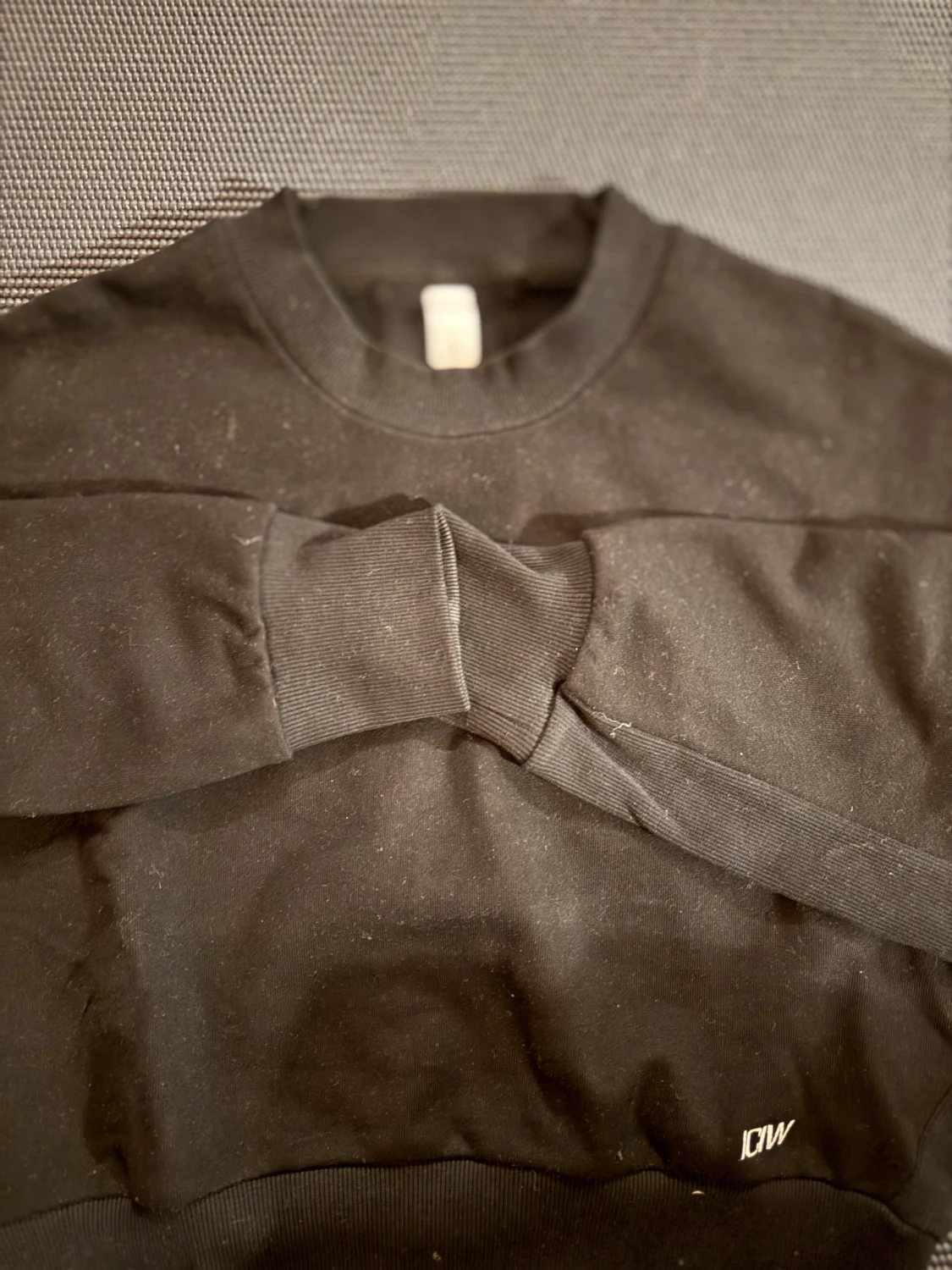 Svart sweatshirt från ICANIWILL -Croppad  - 2