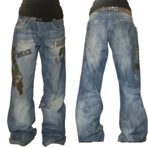 Coola chipo & baxx jeans❤️ - Super coola rarw chipo & baxx jeans med coola designer som rhinestones i form av en pistol på höger sida❤️ de är W:32 L:34❤️ totalängd: 114cm midja: 42 x 2, innerbenslängd: 89cm. Benöppning: 23 x 2❤️( det är bara att skriva om du har några fler frågor❤️
