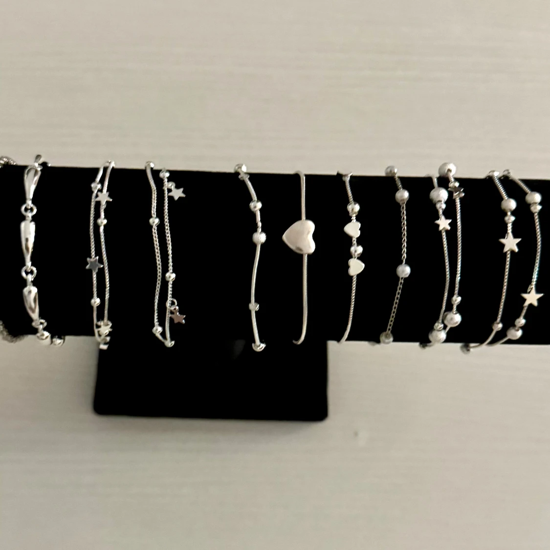 Mix av silver- och guldfärgade armband