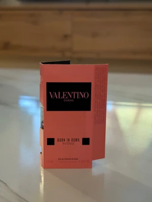 Valentino Donna Born In Roma Intense - Upptäck Valentino Donna Born In Roma Intense – en Eau de Parfum i 1,2 ml format. Perfekt att testa eller ta med på språng. En modern och djärv doft för dig som vill sticka ut.