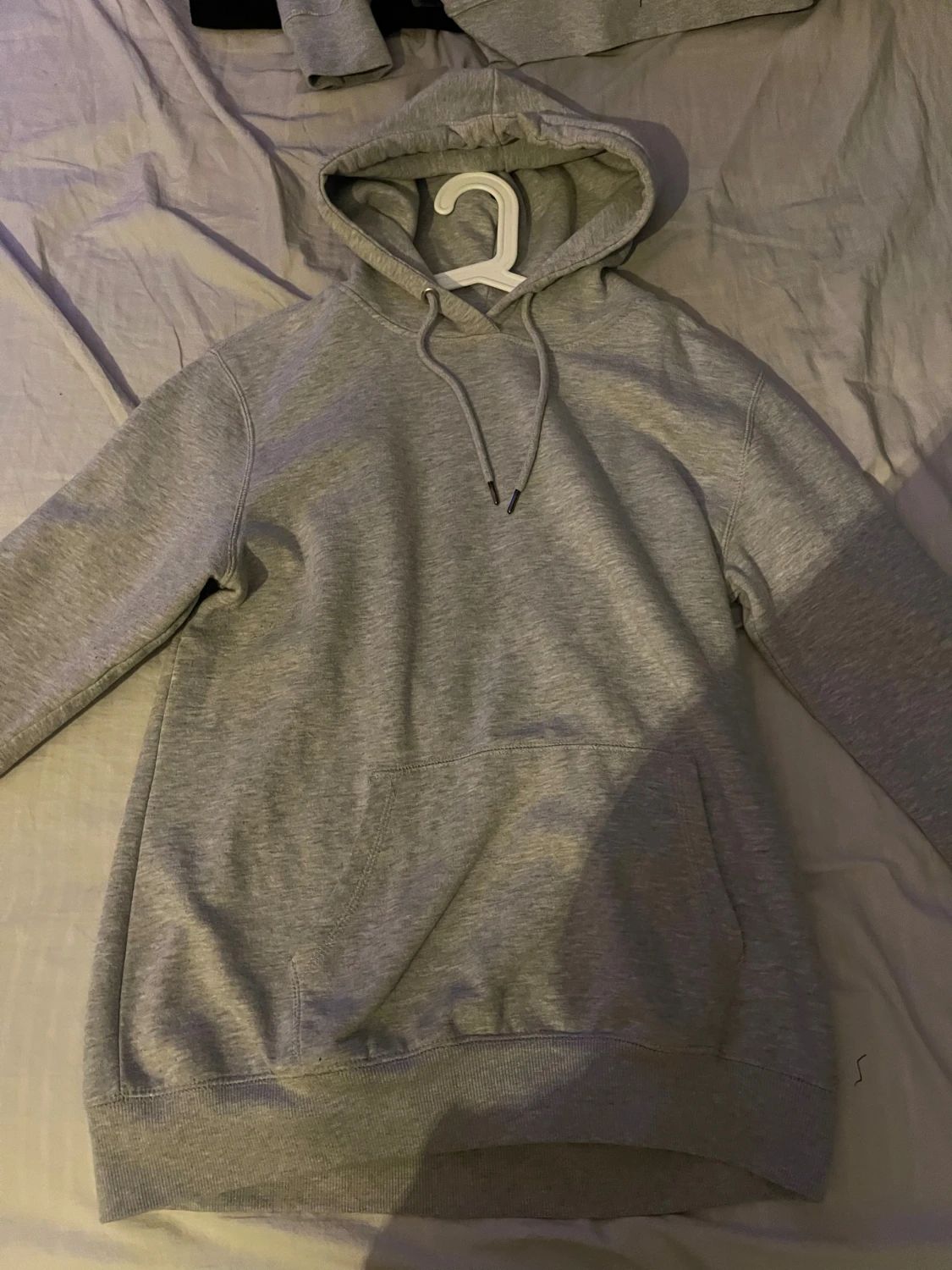 Grå hoodie från 157 med huva