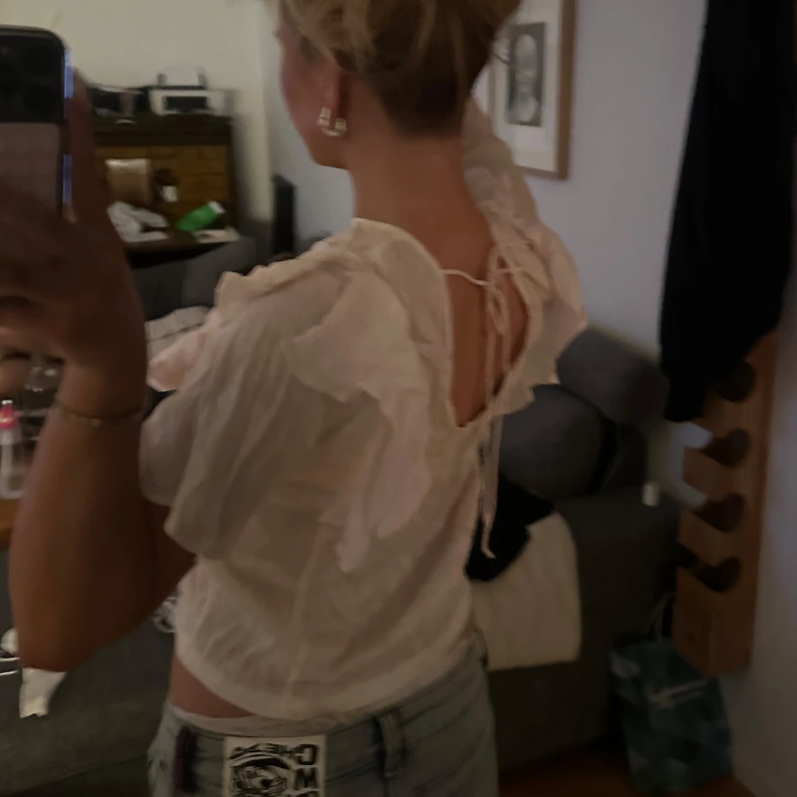 Ljusrosa blus med volanger och knyt från Gina - 1