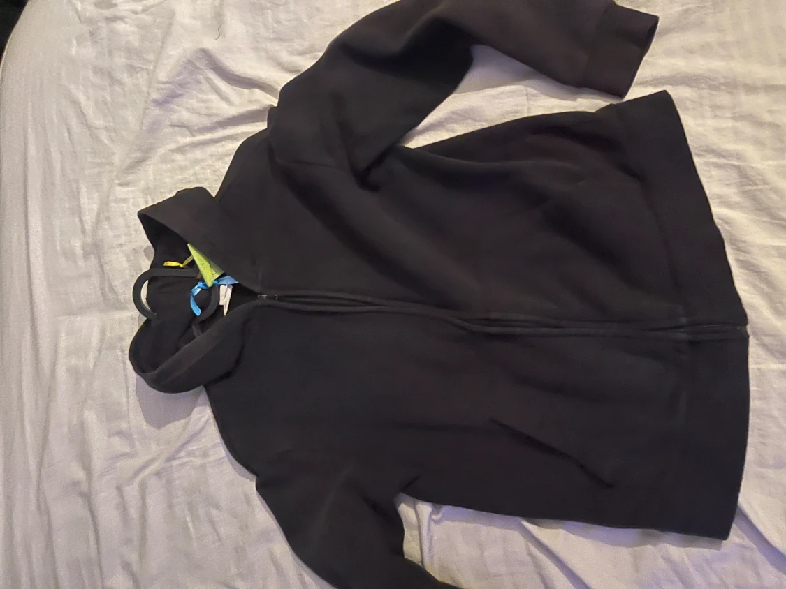 Svart hoodie med dragkedja