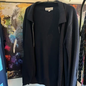 Marinblå kofta från Studios med dragkedja - Blå kofta från Studios i storlek S, med stilren krage och dragkedja framtill. Materialet känns mjukt och lite fluffigt, troligen ull. Perfekt för dig som gillar minimalistisk och clean look. Långärmad och passar till lager-på-lager outfits. Sedan en linneskjorta, också från ST Studios i storlek XS. Säljer för båda blivit försmå. Ni får båda plaggen för ett bra pris men ni kan välja och köpa bara ett. Hör gärna av er vid prisförslag eller funderingar!