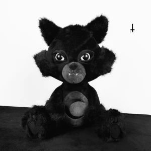 KILLSTAR Kreeptures (Werecat) 🌙 - ’Werecat’-Kreepture från Killstar! 🖤🐺32cm hög 📏Ögonen lyser även i mörkret! Helt ny med tag, skickas i originalförpackning ✨Köp nu 💌