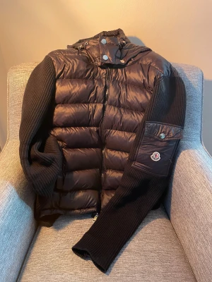 Svart Moncler cardigan  - En Moncler cardigan. Denna jacka kan du använda nästan året om, de är därför jag har gillat den lite extra än alla andra. Jackan håller värme och klarar även av lite kyligare dagar med några lager under. Jackans ärmar är lite längre just för att de ska täcka händerna kyligare dagar och att man ska får känslan av ”soft” stil. Hör gärna av dig vid intresse eller frågor! Svarar så snabbt jag kan! (: äkta! 