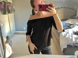 Offshoulder blus - offshoulder blus i silke material 🪩