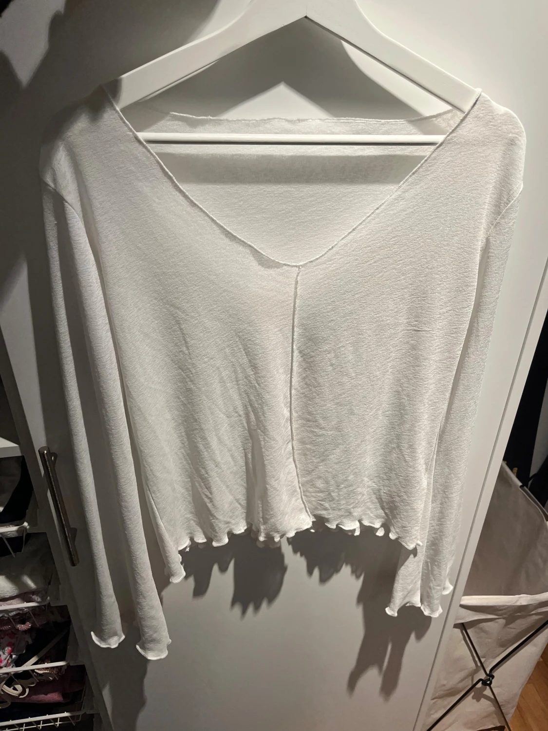 Vit långärmad topp med v-ringning - 2