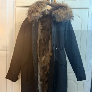 Vinterjacka  - Säljer denna vinterjacka som jag aldrig använt då den inte passar mig, jackan är i storlek M och längden på den är 90cm. Säljer för 1200 kr, nypris 4499.