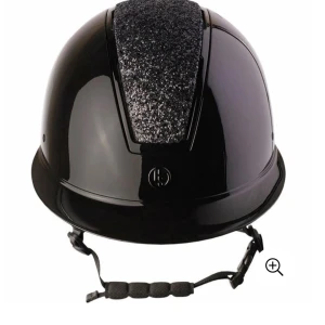 Ridhjälm med glitter  - Köpt förra året för 1899:-, har aldrig ramlat av med hjälpen så insidan bör vara intakt. Hjälmen har lite få repor då jag varit slarvig med vart jag har förvarat den men det är inget man tänker på. Det är bara att fråga om bilder. 💖