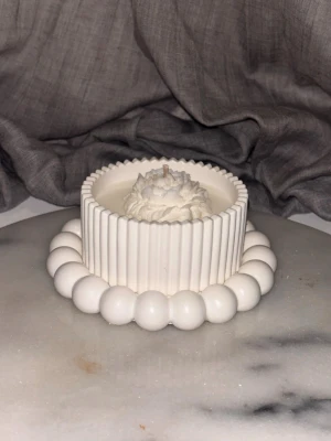 Strandahl No.1 med fat  - Detta är vårat första ljus, och är utan doft, ljust är gjutet i en form som vi gjutit själva i gips 🙏🏻😍 hur fin är inte den? 🙏🏻🥰 denna säljs enbart doftfri och i färgen vit! 🙏🏻 100% sojavax 😍 