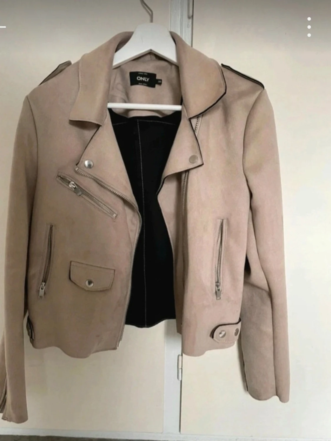 Snygg beige bikerjacka från ONLY