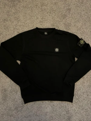 Stone island tröja.  - Brs skick. Patchen är lite tvättad. Size M. Wash tagen är avklippt tyvärr. Annars bra skick
