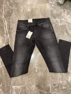 Tiger of Sweden jeans Nya - Helt nya tiger of Sweden jeans. Lite sjystare  slitning på benet. W30 L32