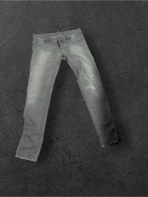 Dsquared2 jeans - Säljer ett par helt äkta Dsquared2 jeans. Dessa är riktigt feta inför våren/slutet på vintern. Priset går att diskutera! Självklart är dessa äkta och köpt i butik🌟