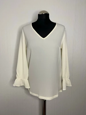 Vit blus indiska oanvänd  - En söt vit blus från Indiska i tunt luftigt material. Helt oanvänd 