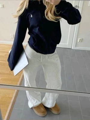 Mörkblå crewneck från Polo Ralph Lauren - Säljer en klassisk mörkblå crewneck från Polo Ralph Lauren med broderad logga på bröstet. Jätte mysig och fin på samma gång. Ser exakt ut som på andra bilden bara att den har ett vitt märke istället för rött (se sista bilden). Ny pris 2200 kr, endast använd 2 eller 3 gånger. Storlek M men passar mer som S.