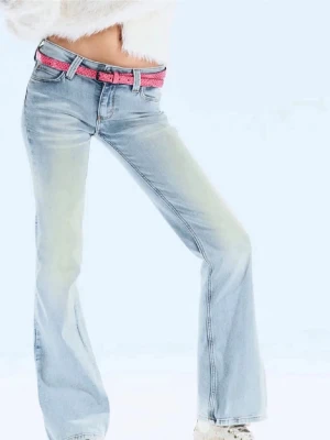 Ljusblå bootcut jeans med låg midja - Säljer de virala weekday jeansen i 25/30 passar bra på mig som är 164 väldigt lågmidjade och super snygga! säljer då de inte riktigt är min stil och de e knappast andvände(super bra skick)💖💓