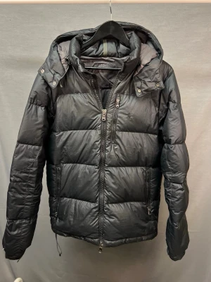 Ralph lauren jacka - Säljer en supersnygg ralph lauren vinterjacka! Helsvart med mörkgrå insida! Size L sitter som M-L! Skick 6/10(som bilderna) 3-4 defekter finns. Nypris 5000kr. Mitt pris:1599kr. Självklart äkta! Hör av dig vid minsta fundering! Mvh 😀🤝