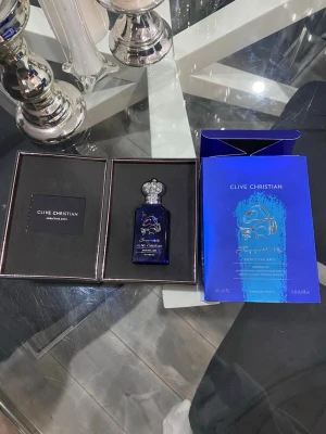 Clive Christian Addictive Arts Hedonistic - Lyxig parfym från Clive Christian, Addictive Arts Hedonistic. Kommer i en elegant blå flaska och exklusiv förpackning. Volym: 50 ml. Perfekt för dig som vill sticka ut med något unikt och exklusivt. Helt oanvänd bara sprutat 1-2 gånger. Köpte den helt ny för 5000kr och vill bli av med den eftersom den är för dyr för mig och behöver lite pengar. Priset kan diskuteras!☺️
