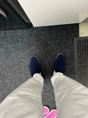 Mörkblå mockaloafers Loro Piana - Säljer ett par stilrena mörkblå loafers i mocka med vit sula. Skorna har en klassisk design med rund tå och diskreta sömmar längs ovansidan. Perfekta för dig som vill ha en clean och snygg look till vardags men också för en sofistikerad look. Enbart använd en gång.