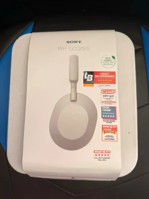 Sony WH-1000XM5 - Sony WH-1000XM5 trådlösa over-ear hörlurar med aktiv brusreducering. Helt nya (endast testade), levereras med originalförpackning, laddare och fodral. Prisbelönta för ljudkvalitet och komfort. Inga defekter eller slitage. Perfekt för musik, resor och arbete. Nypris: 3400kr. Bud mottages :)