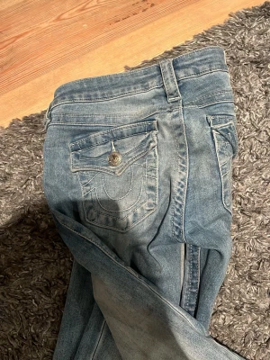 Ljusblå jeans med kontrastsömmar - Säljer ett par ljusblå jeans från True Religion I model joey ❤️ har haft dem ett tag men inte kommit så mycket till användning ❤️