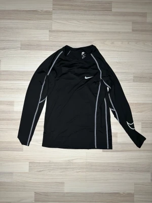 Nike compression shirt  - Compression shirt Nike svart/vit liten i storleken 
