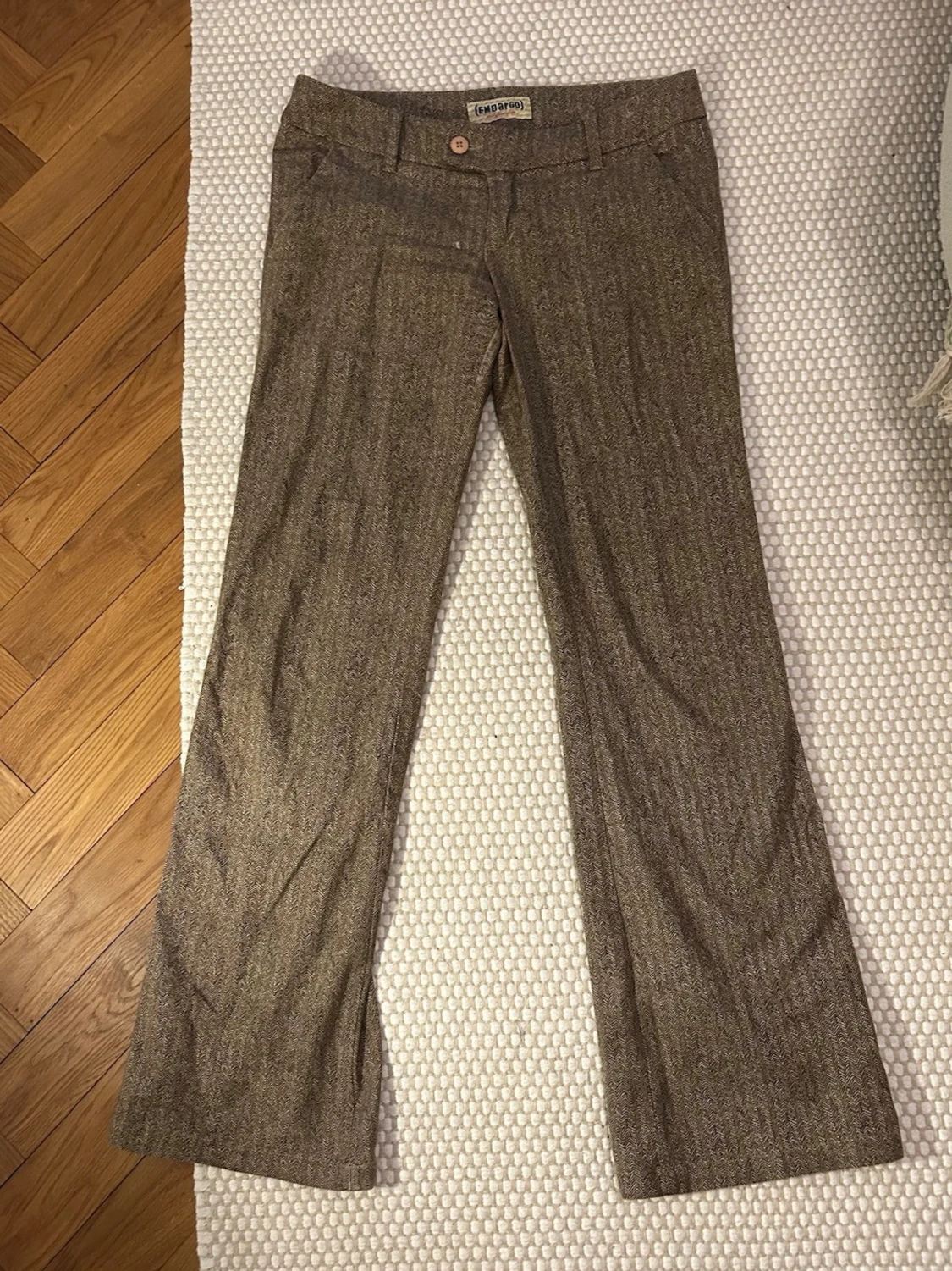 Bruna mönstrade byxor från Embargo