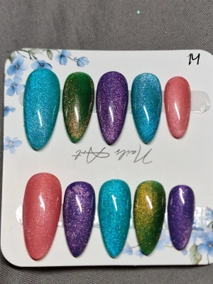 Press on naglar  - Handgjorda nagel set bra kvalitet och fina. Man får med rengöring beskrivning o de man behöver för att applicera naglarna❤️ storlek M