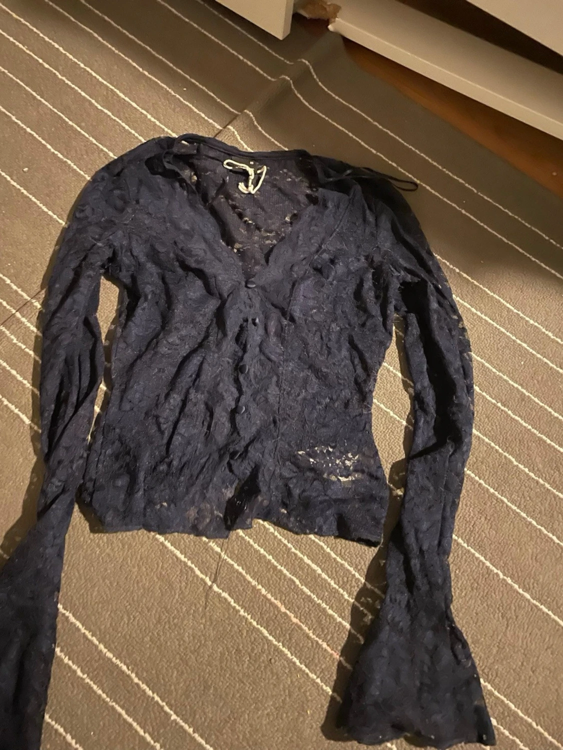 Mörkblå spetsblus med v-ringning