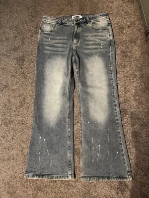 Bootcut jeans 2k wrld - Bootcut jeans från 2k wrld i storlek S. Ändast testade. Byxorna är mycket ljusare/blåare i verkligheten, men fortfarande åt de gråa hållet. Köptes för 800kr. Längd-97 cm, midja-40 cm. Skriv om frågor finns!