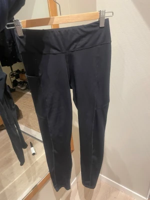 Träningsbyxor  - Träningsbyxor från Ronhill i storlek 158-164 med en ficka på sidan 