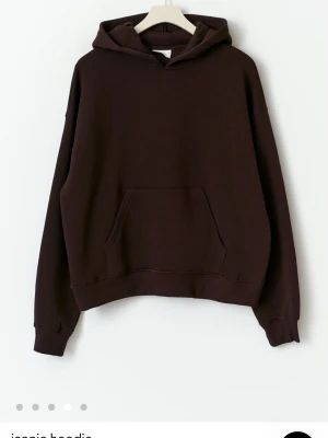 Gina tricot hoodie  - Jag säljer min älskade bruna hoodie från Gina tricot. Färgen är lite urtvättad, inte använt den så mycket då den är för liten! Men hyfsat bra skick 